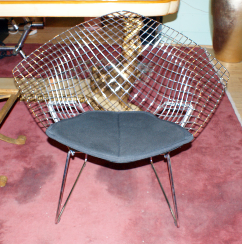 Harry bertoia: Coppia di poltroncine Vintage Diamond chair in acciaio cromato diamond del XX Secolo Opera d'arte esemplare - Robertaebasta® Art Gallery opere d’arte esclusive.
